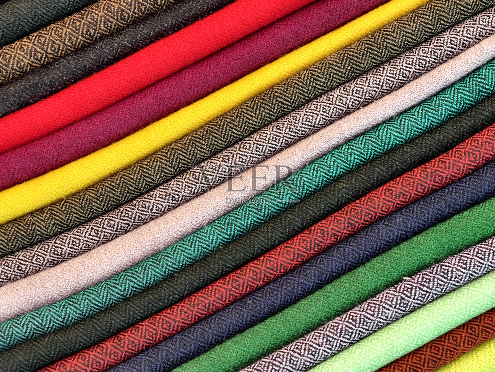 特写镜头下的印度风情彩色地毯表面，手工编织的棉质面料，更多此类图案。照片摄影图片