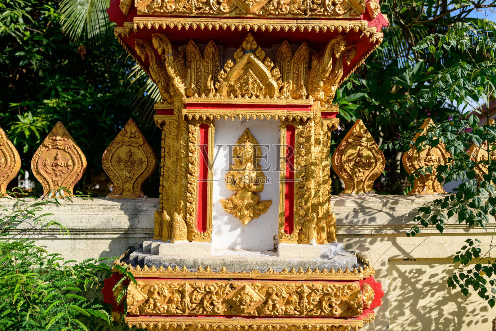 金色的装饰细节，位于金佛寺照片摄影图片