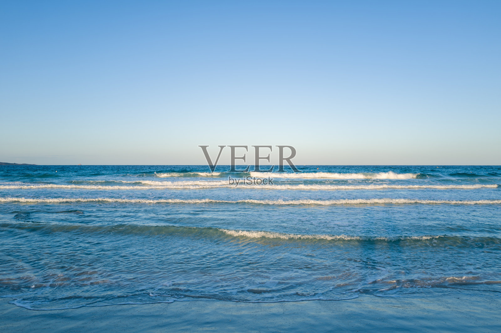 水晶般清澈的海浪和地中海的开阔海面照片摄影图片