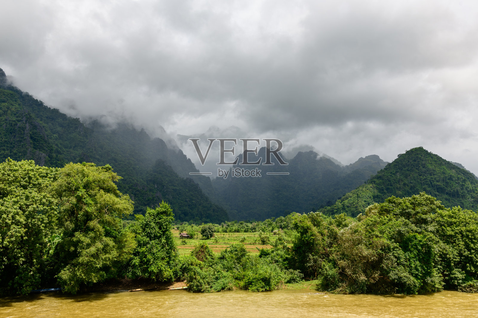 万荣附近的喀斯特山脉上空云彩照片摄影图片