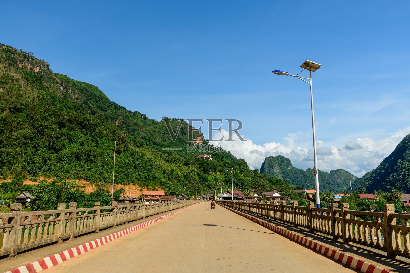 通往老挝农吉奥村的桥梁照片摄影图片