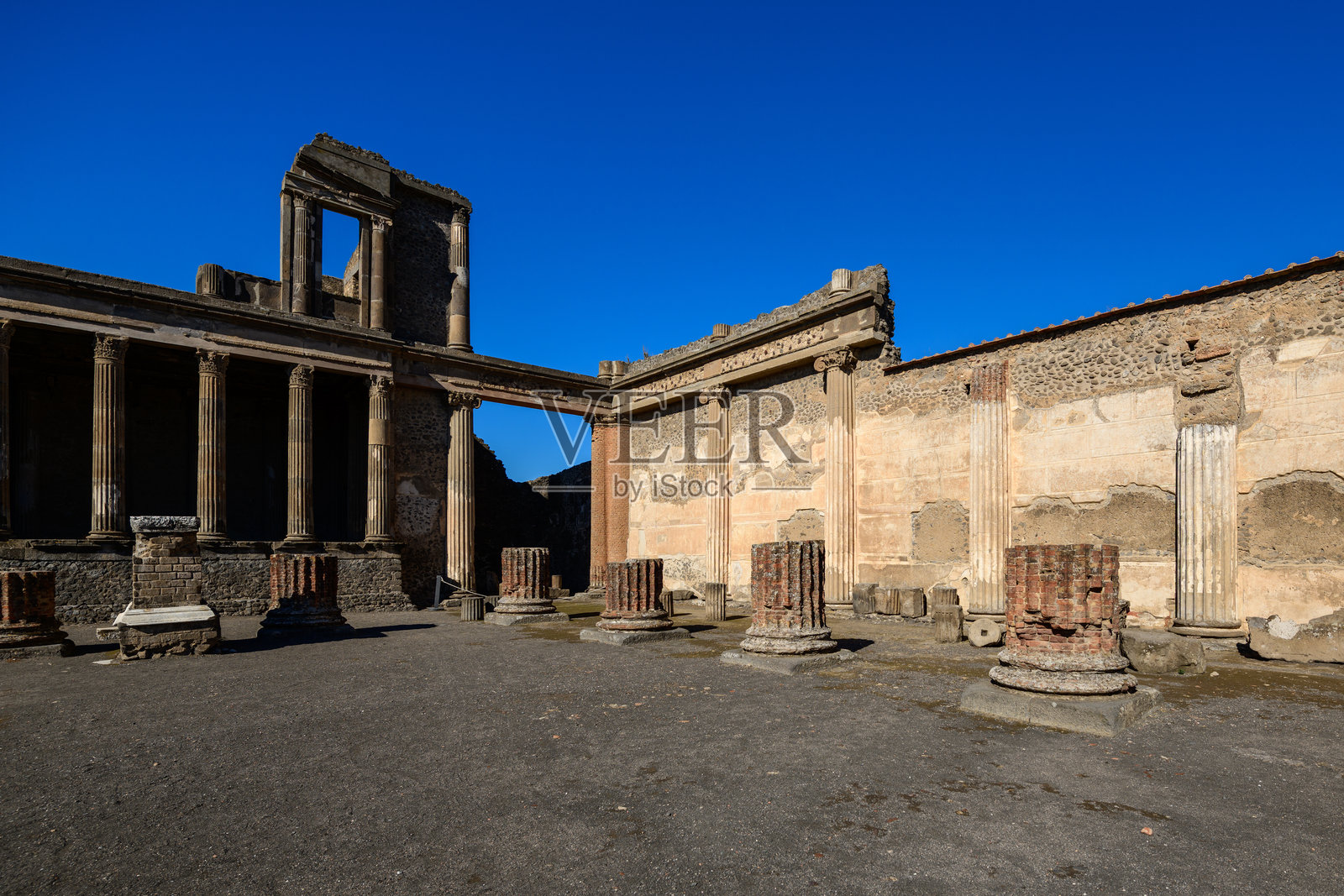 阳光下的庞贝古城，巴西利卡庭院遗址照片摄影图片