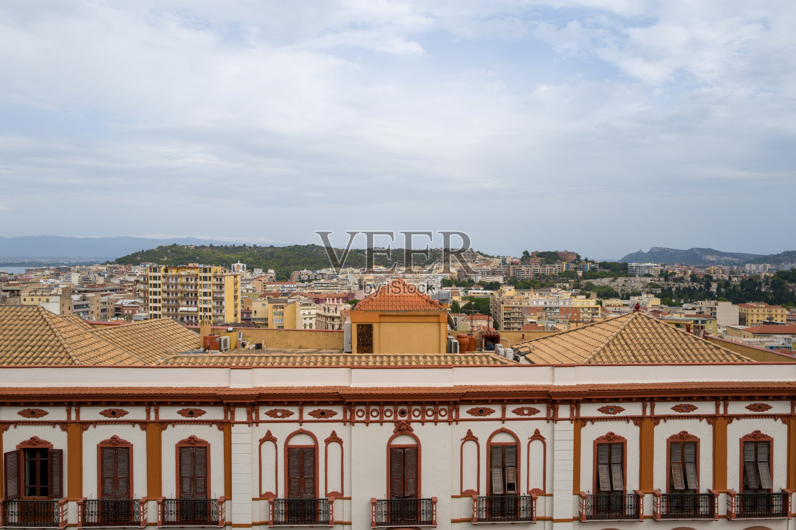 卡利亚里华丽的建筑外观和瓷砖屋顶照片摄影图片