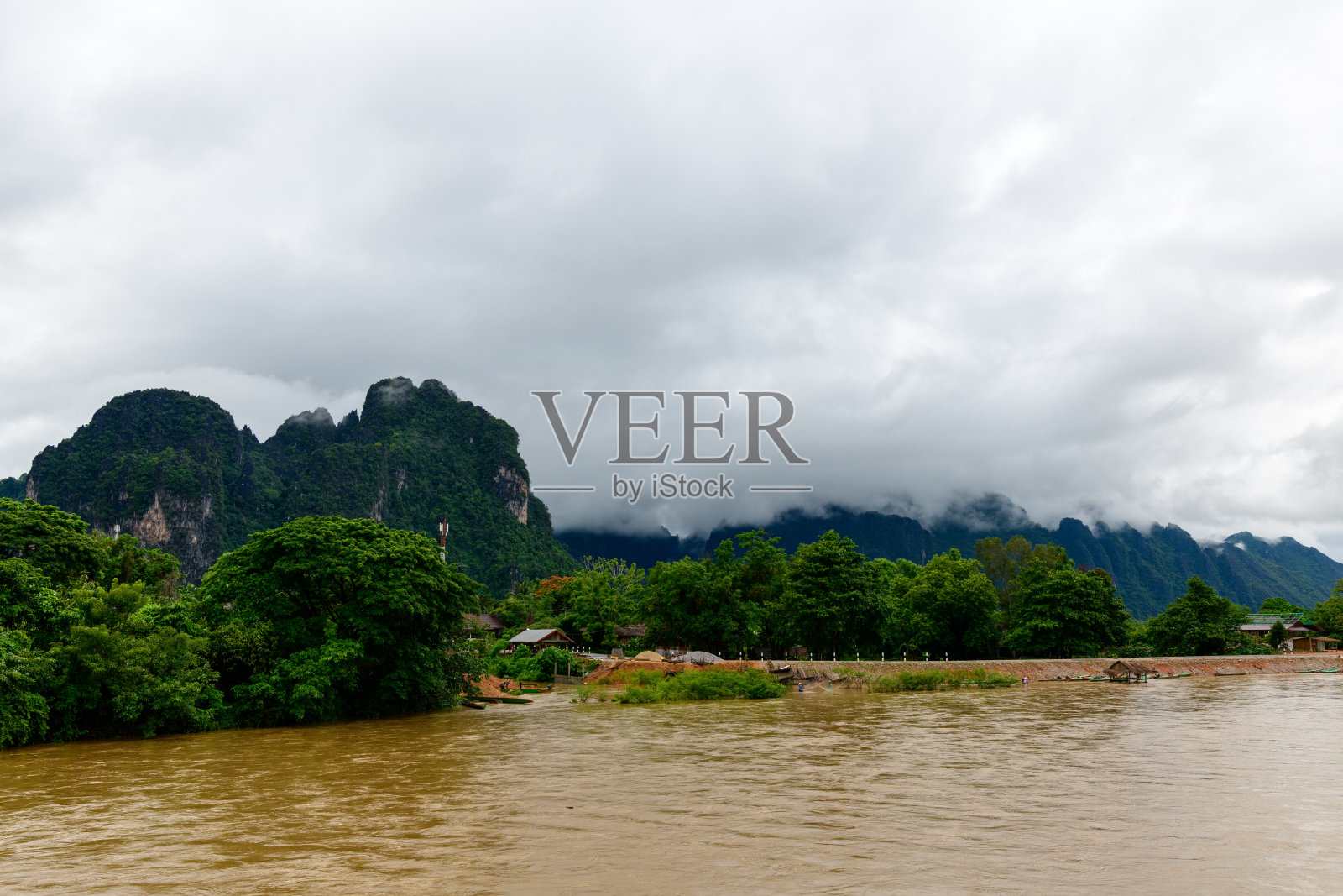 南松河与喀斯特山峰上的云彩照片摄影图片