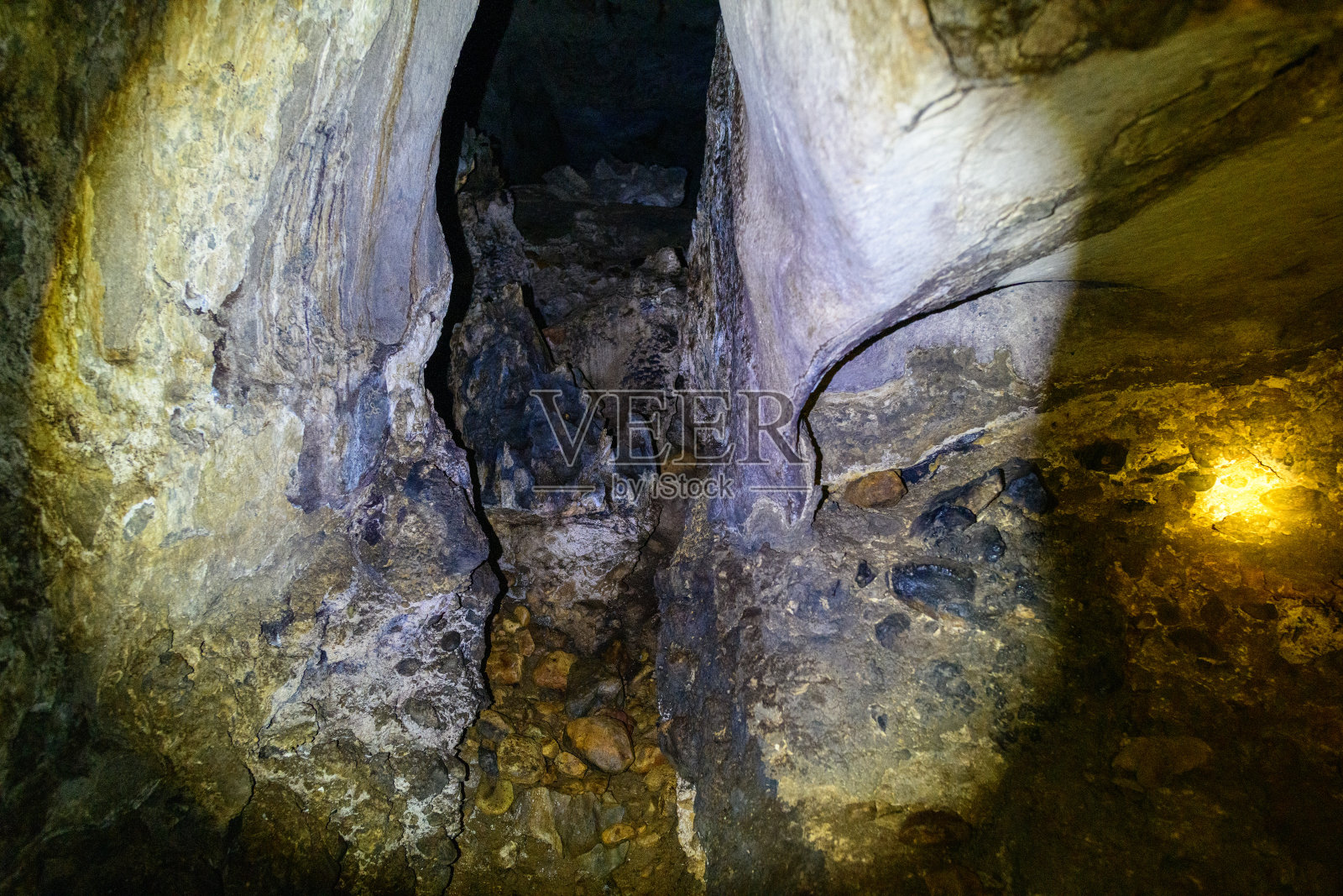 Phu Kham 洞穴中狭窄的石灰岩裂缝照片摄影图片