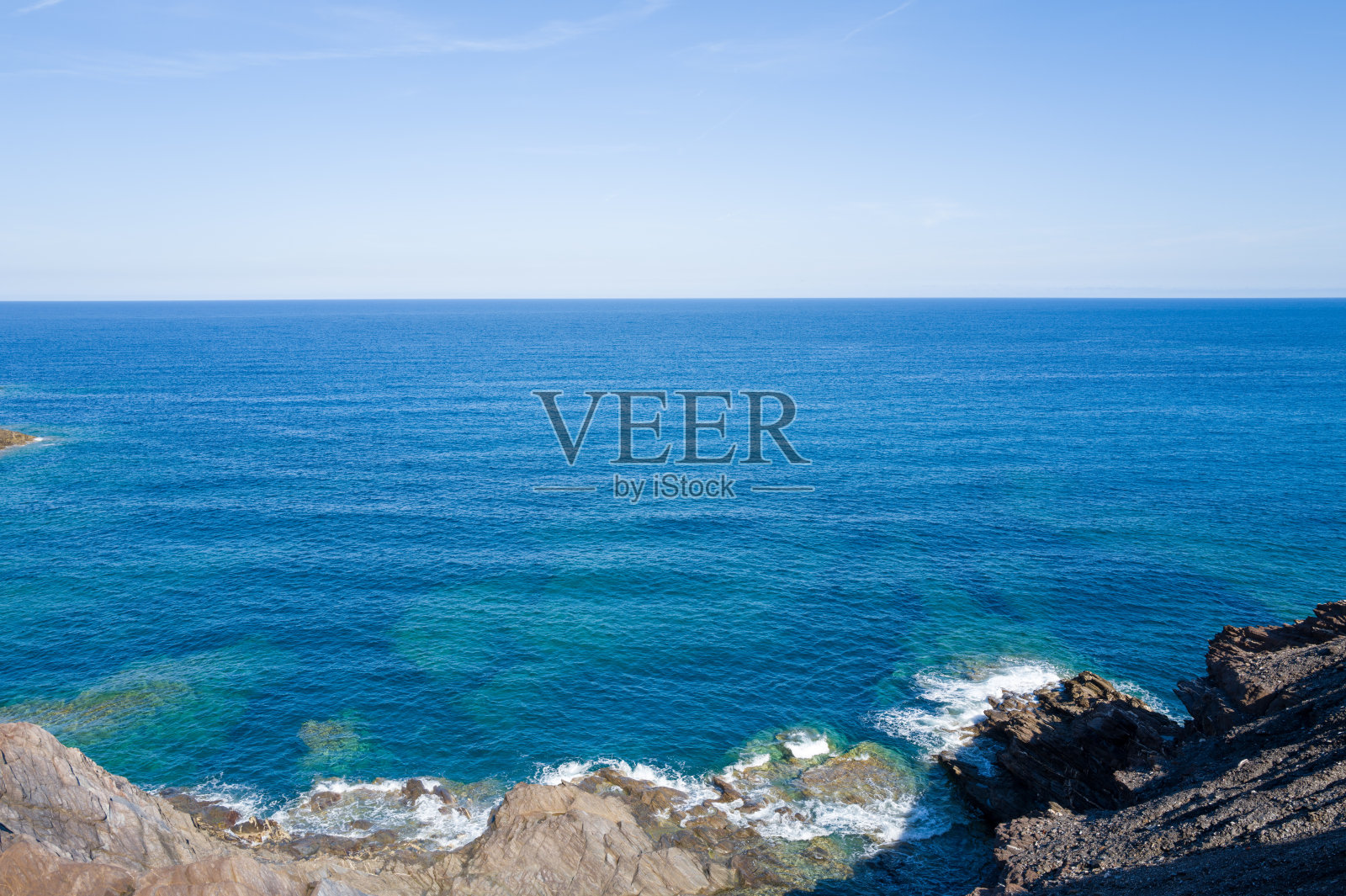 蔚蓝的地中海和岩石海岸，阿真蒂耶拉照片摄影图片