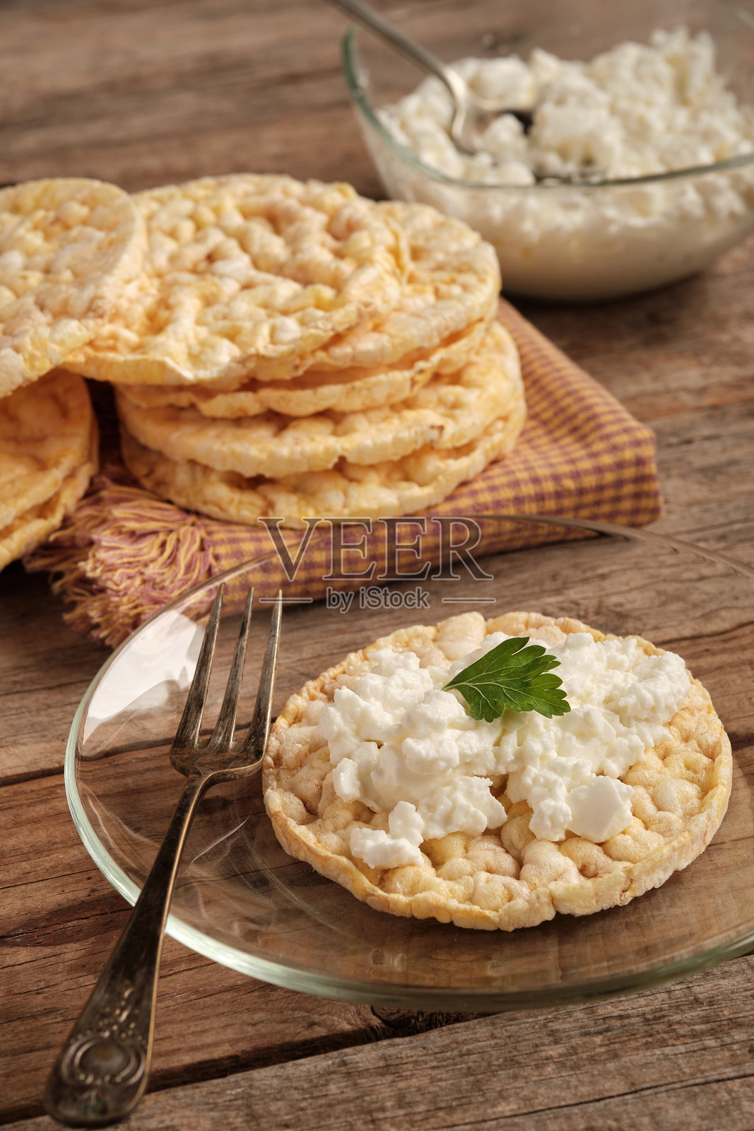 盘子里放着用叉子搭配的玉米和新鲜奶酪煎饼照片摄影图片