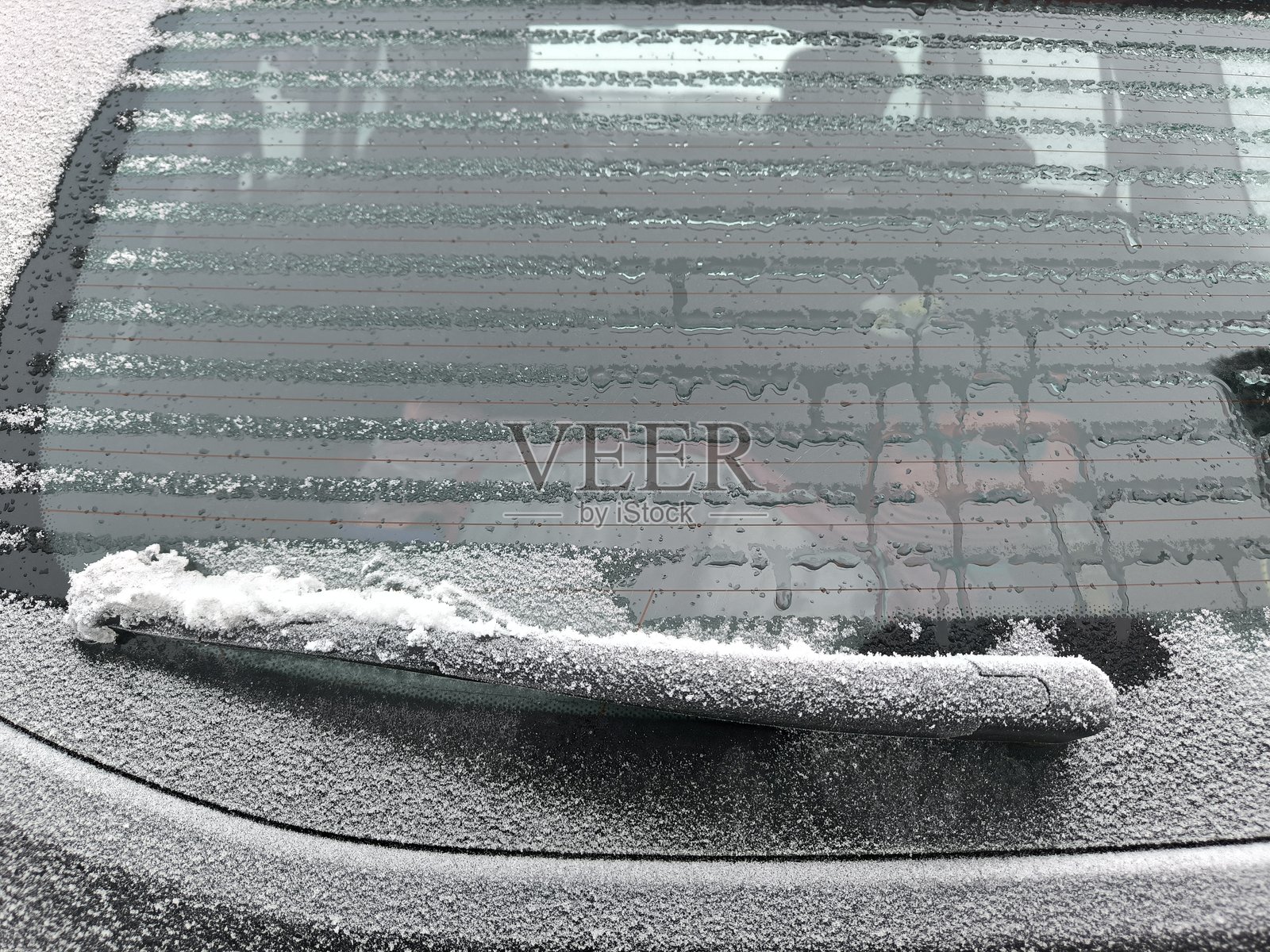 汽车后窗正在加热除霜照片摄影图片