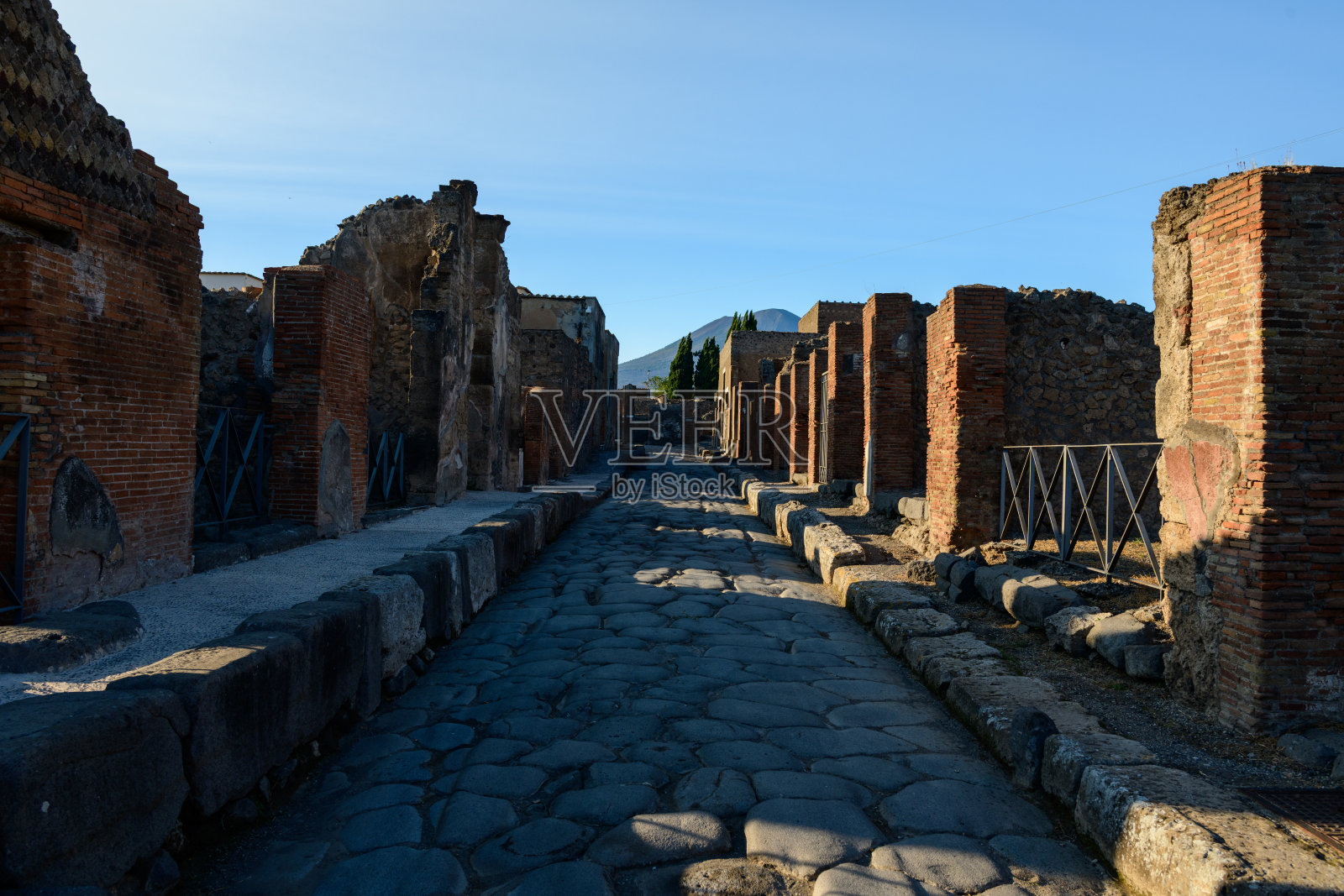 背景有维苏威火山的古罗马街道照片摄影图片