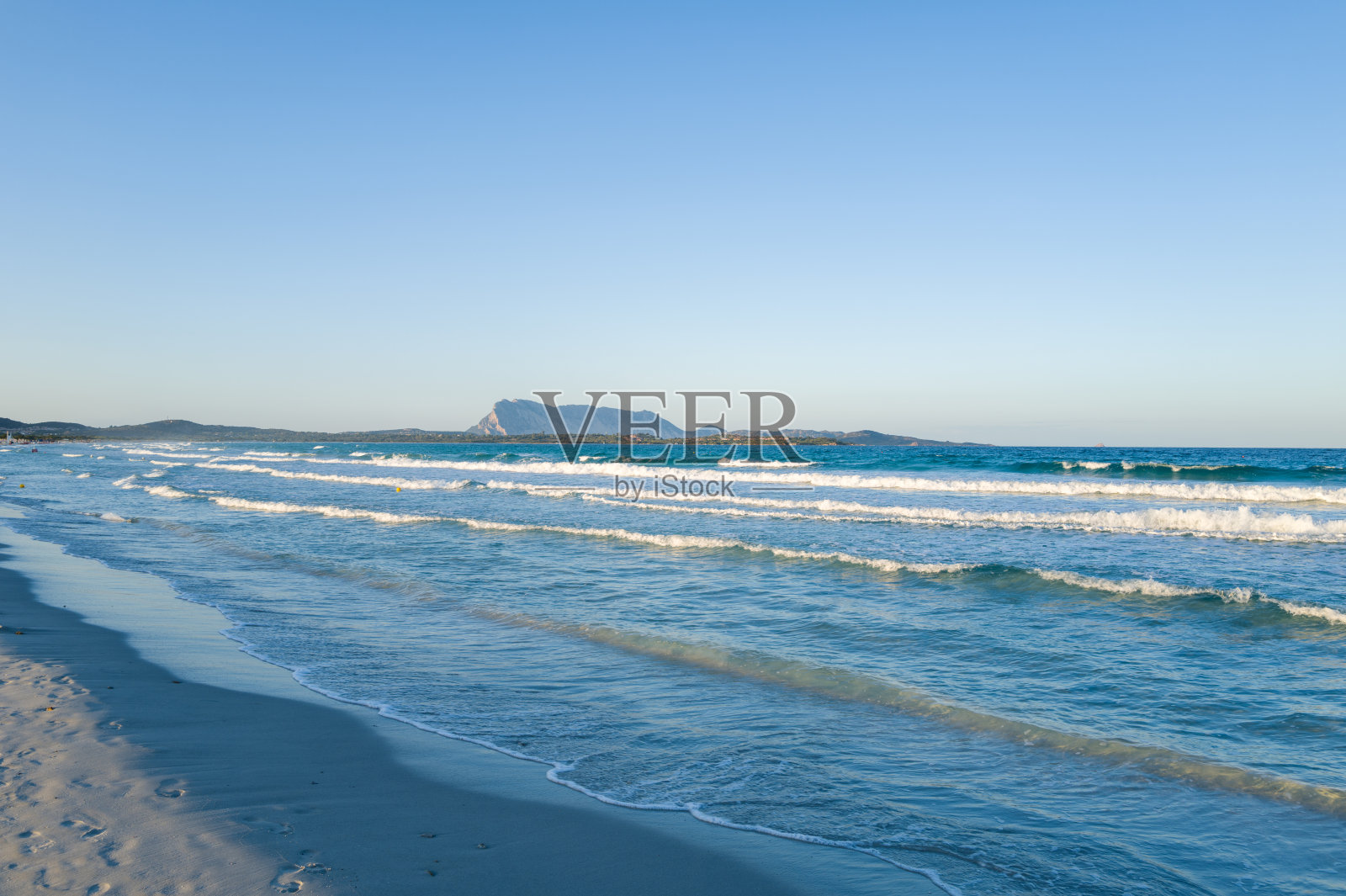 圣特奥多罗海滩上卷起的波浪拍打着沙滩照片摄影图片