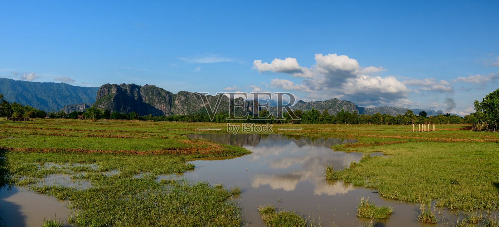 老挝被洪水淹没的草地和石灰岩悬崖照片摄影图片