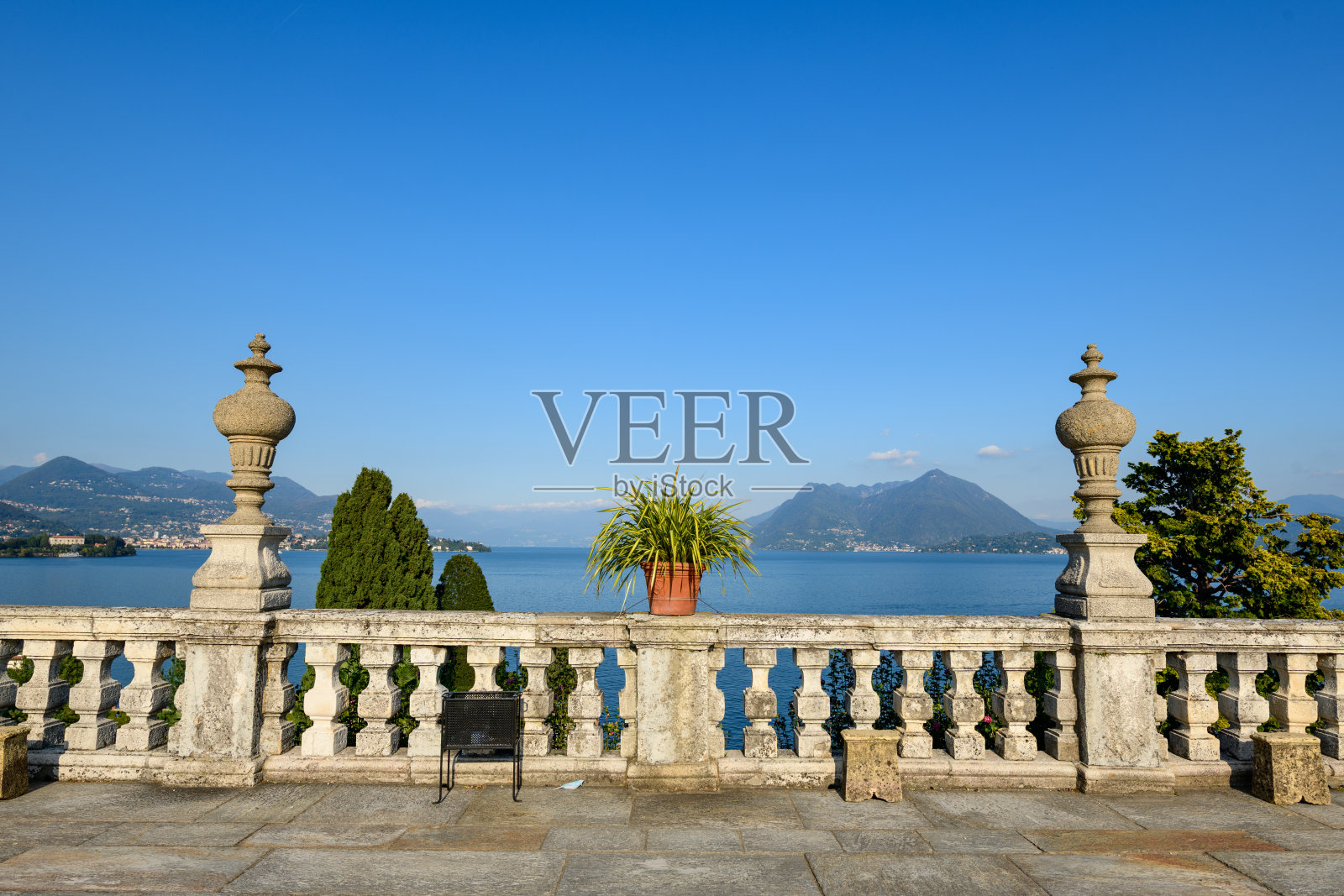 石栏杆露台，湖泊与山峦照片摄影图片