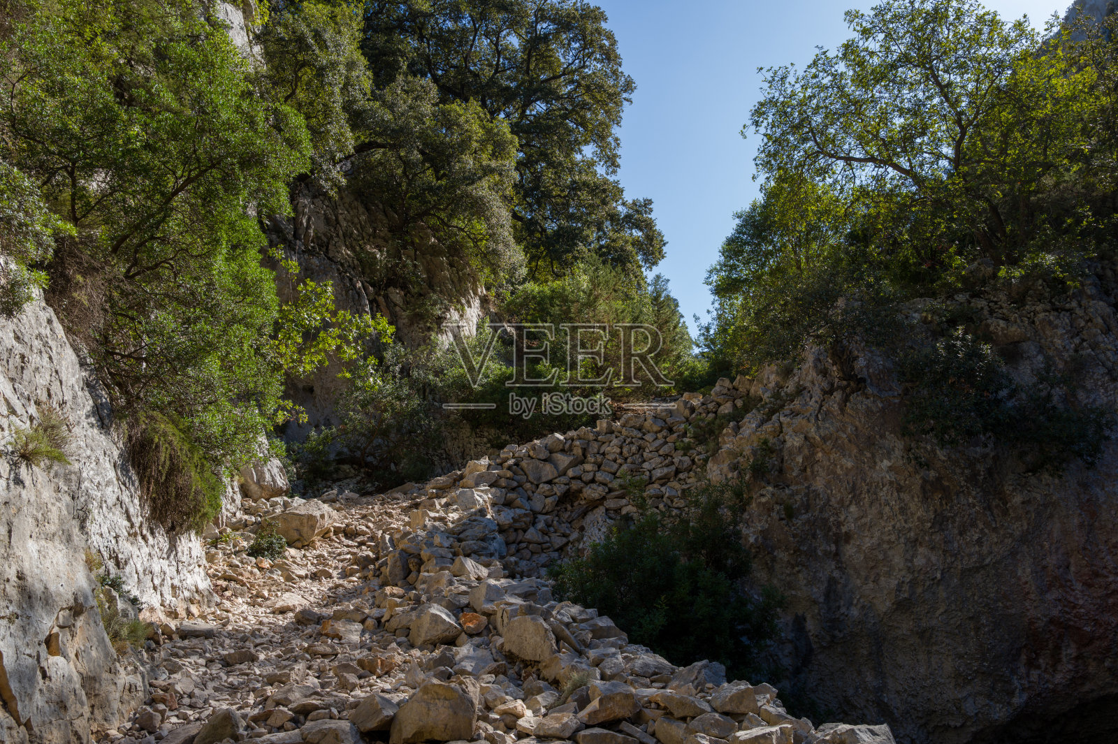 石质峡谷步道，两侧是崎岖的石灰岩峭壁照片摄影图片