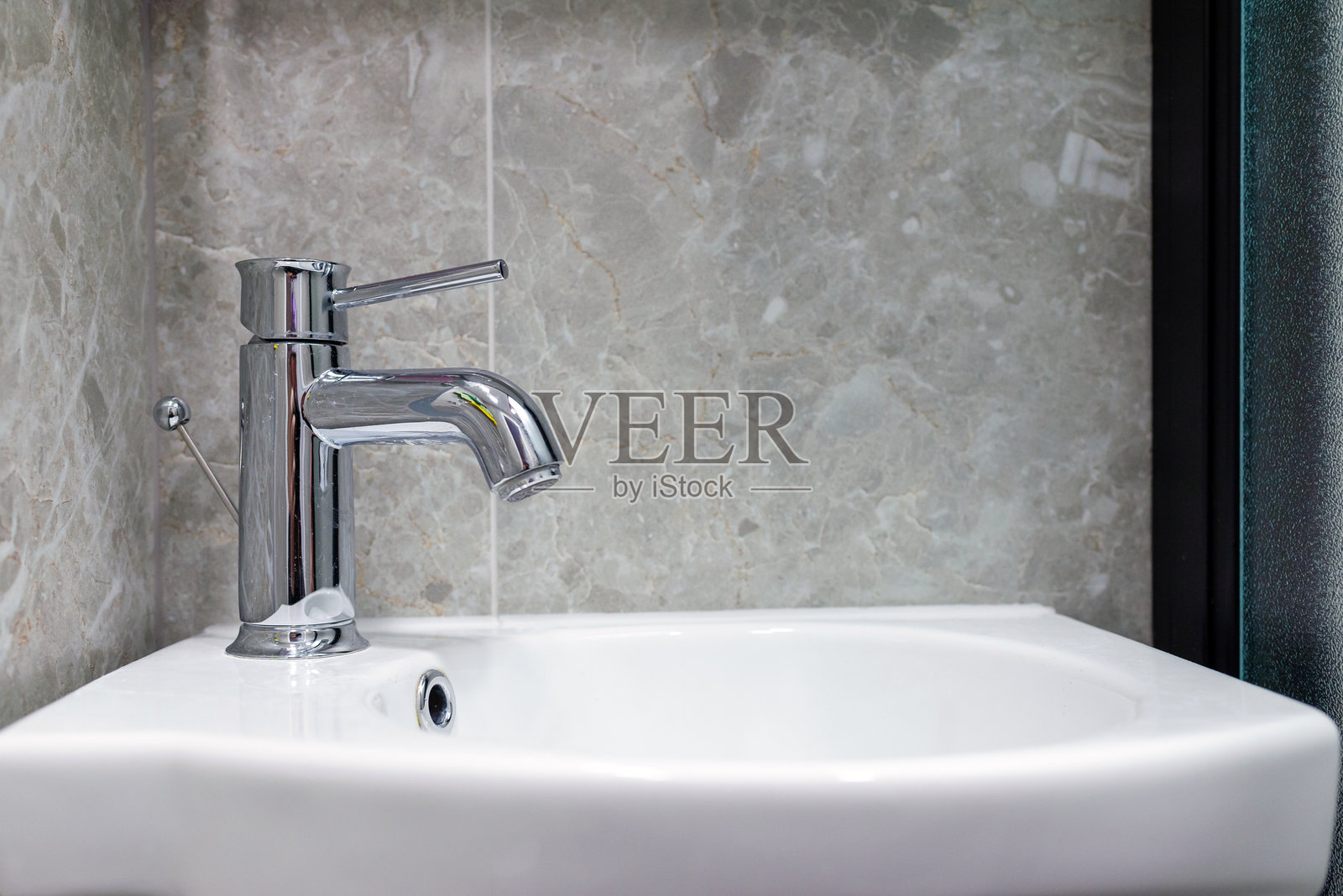 奢华铬合金浴室水龙头特写照片摄影图片