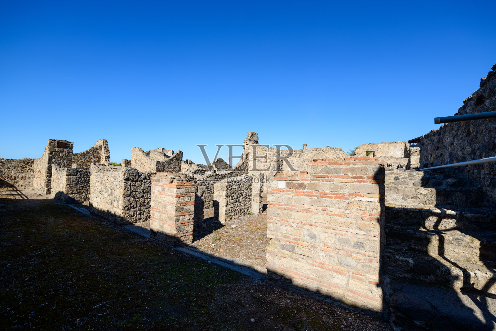 庞贝古城的石头遗址和砖墙街道照片摄影图片