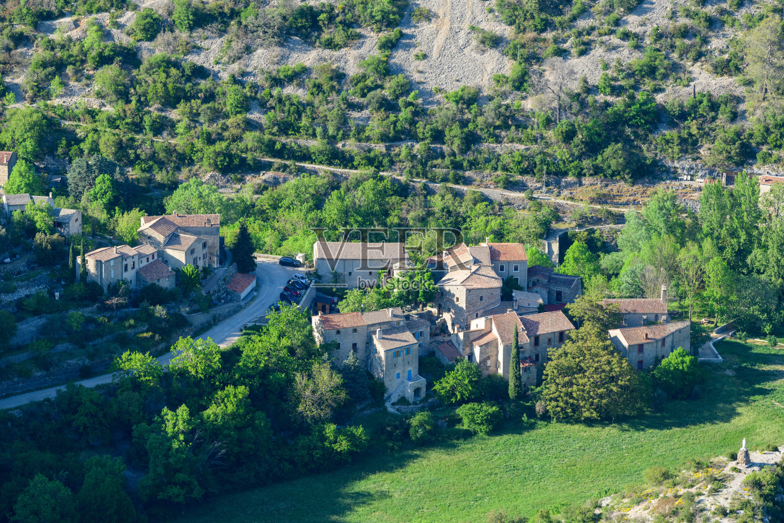 绿色的山丘中迷人的石头村庄照片摄影图片