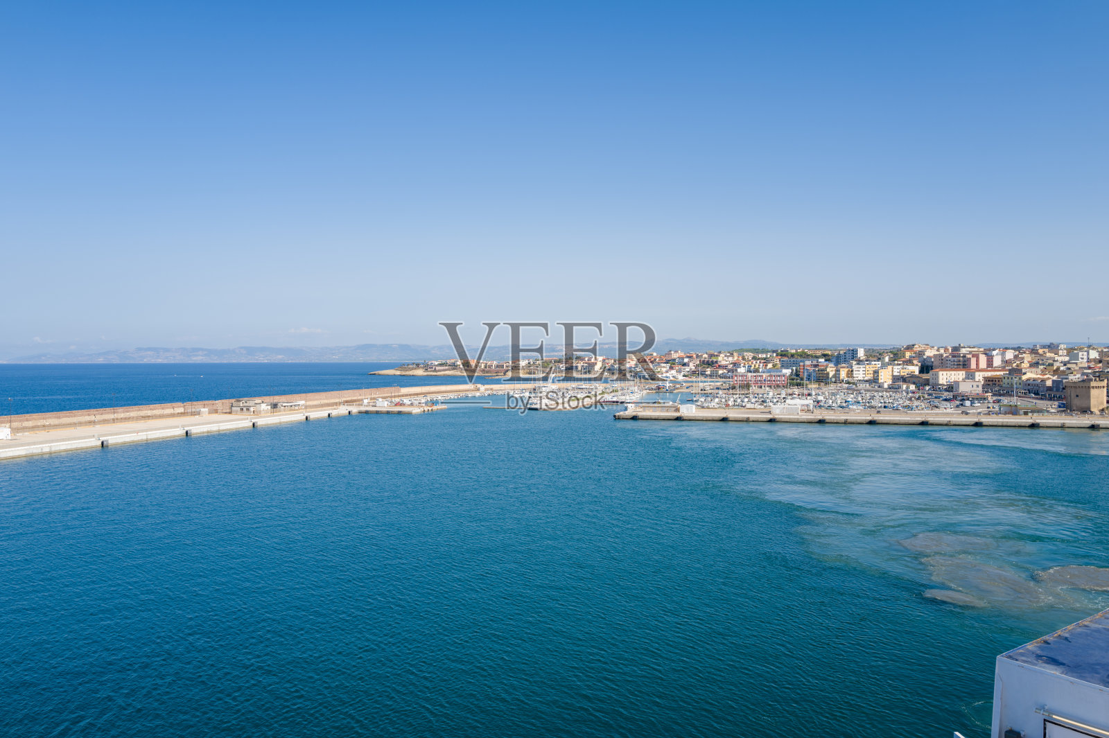 波尔图托雷斯码头和防波堤在晴朗的天空下照片摄影图片