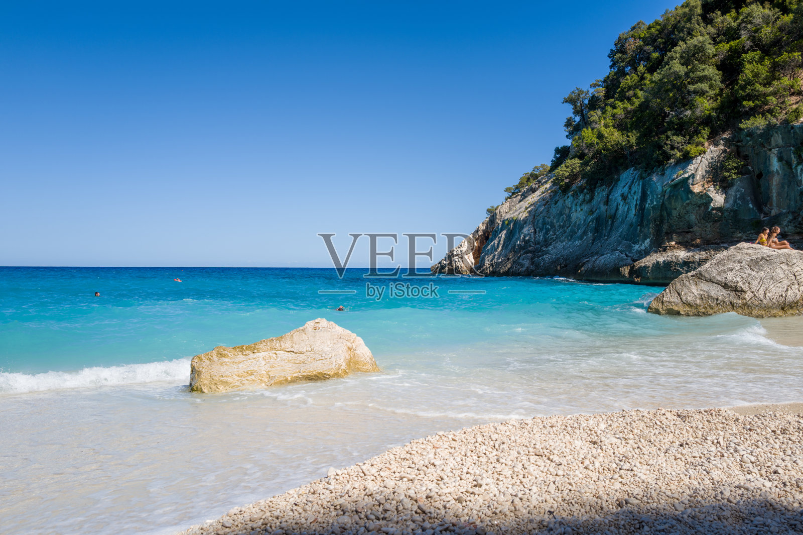 撒丁岛，白色的鹅卵石海岸线和绿松石般的海水照片摄影图片