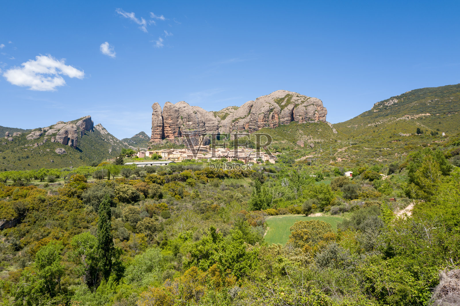 阿圭罗村和岩石悬崖的全景照片摄影图片