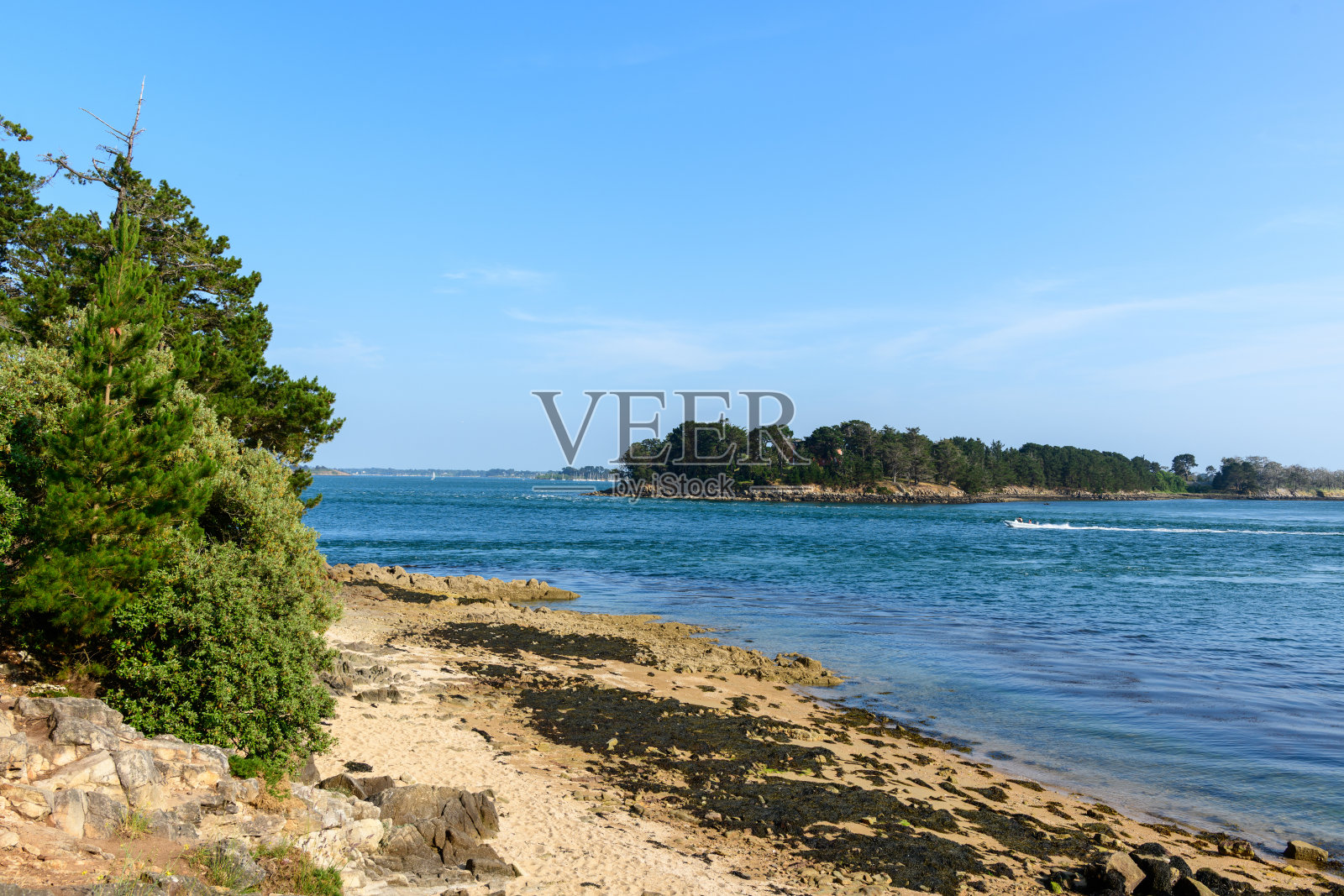 晴空下的岩石海滩和岛屿景观照片摄影图片