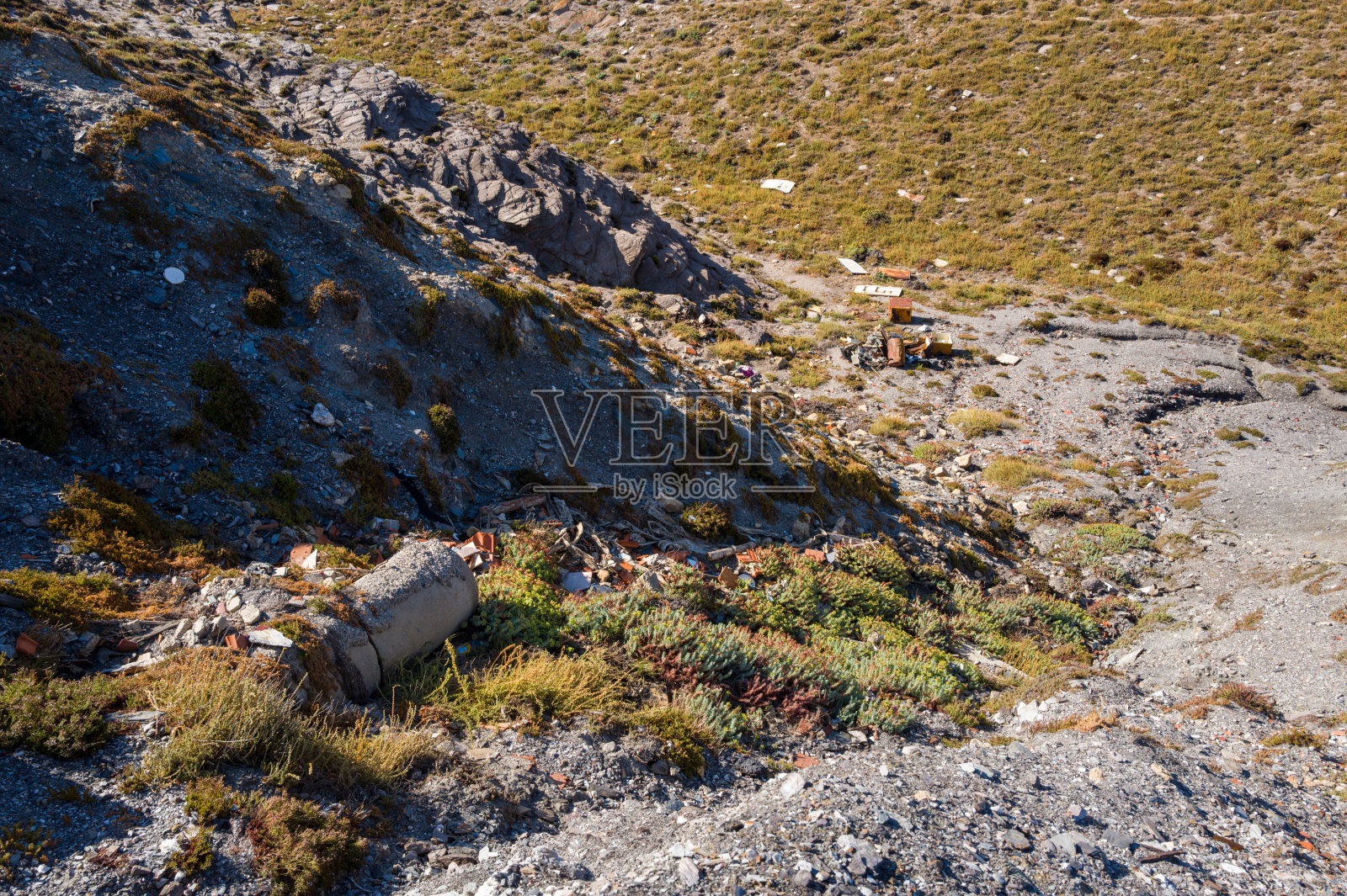 干旱山坡上散落的工业废墟，阿根廷提拉照片摄影图片