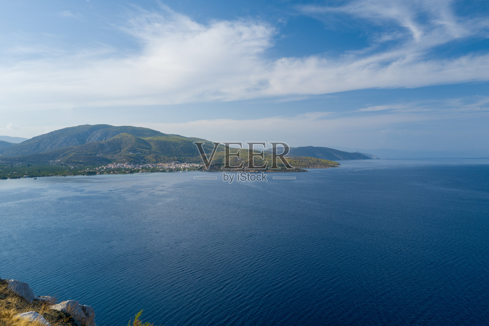 宽阔的海湾和海岸山丘，伊阿拉西海滩景观照片摄影图片