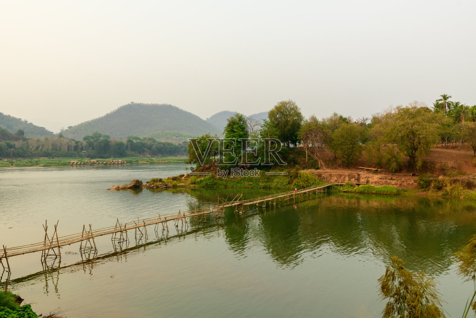 琅勃拉邦湄公河上的竹制浮桥照片摄影图片