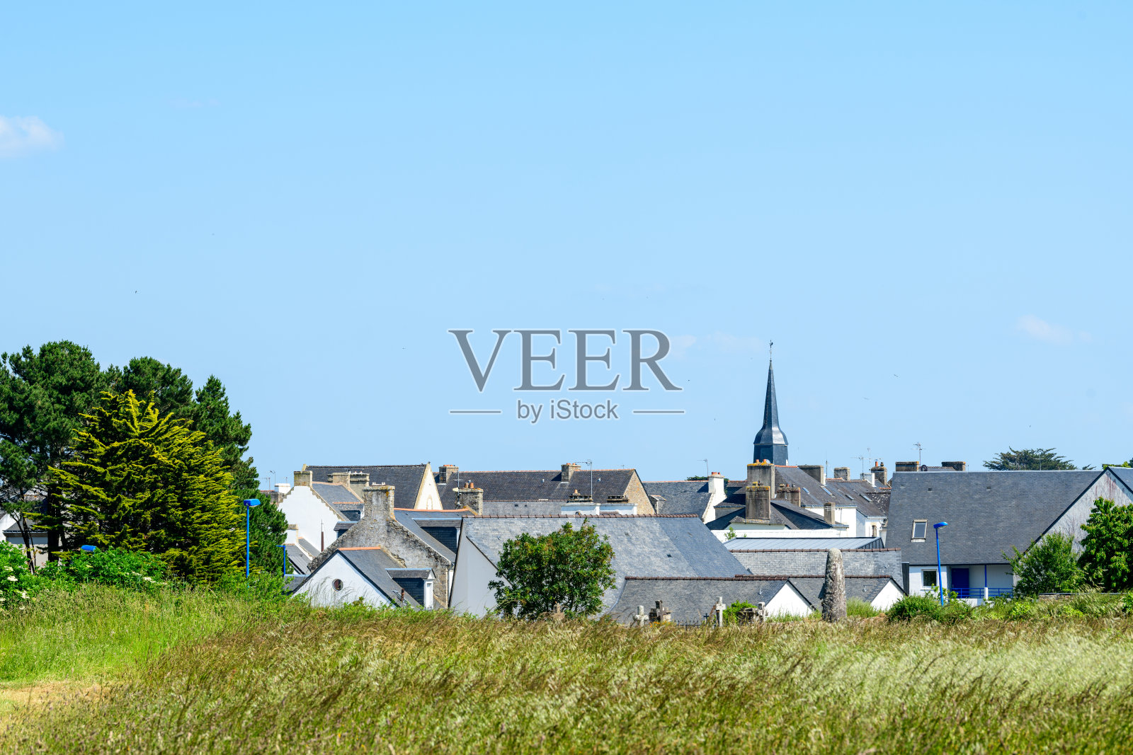 村庄屋顶和教堂尖顶，洛克马里亚凯照片摄影图片