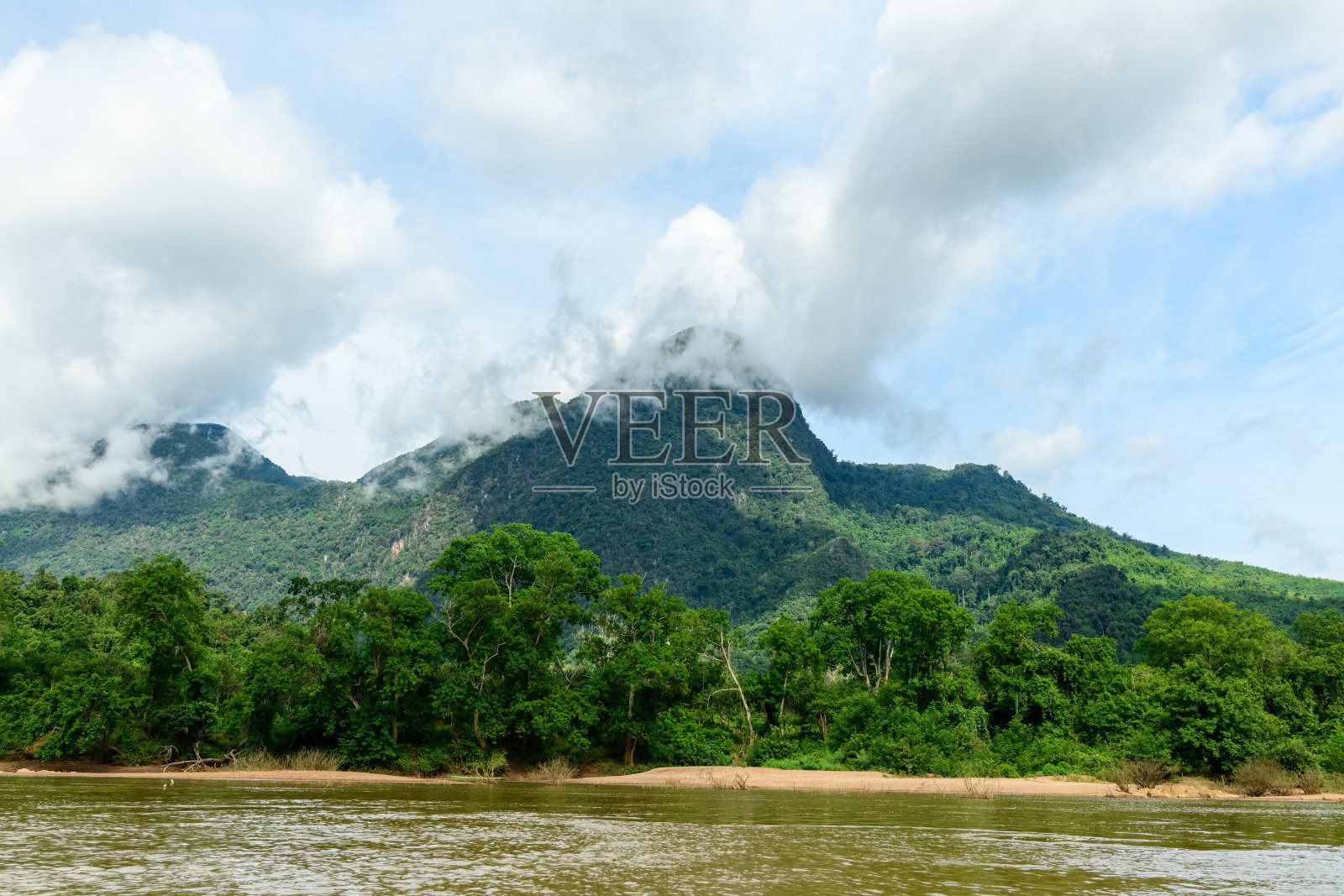 云层飘过南乌河与森林上空照片摄影图片