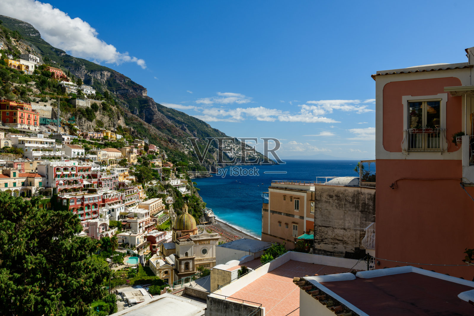 阳光下的粉彩房屋，俯瞰波西塔诺海岸线照片摄影图片