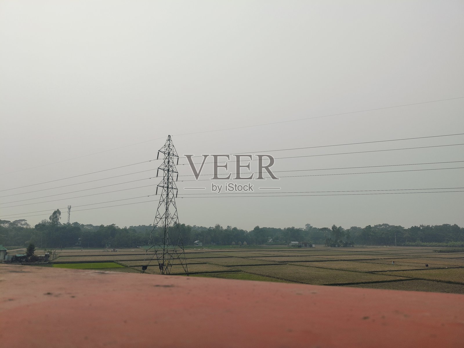 阴云笼罩下的乡村农田照片摄影图片