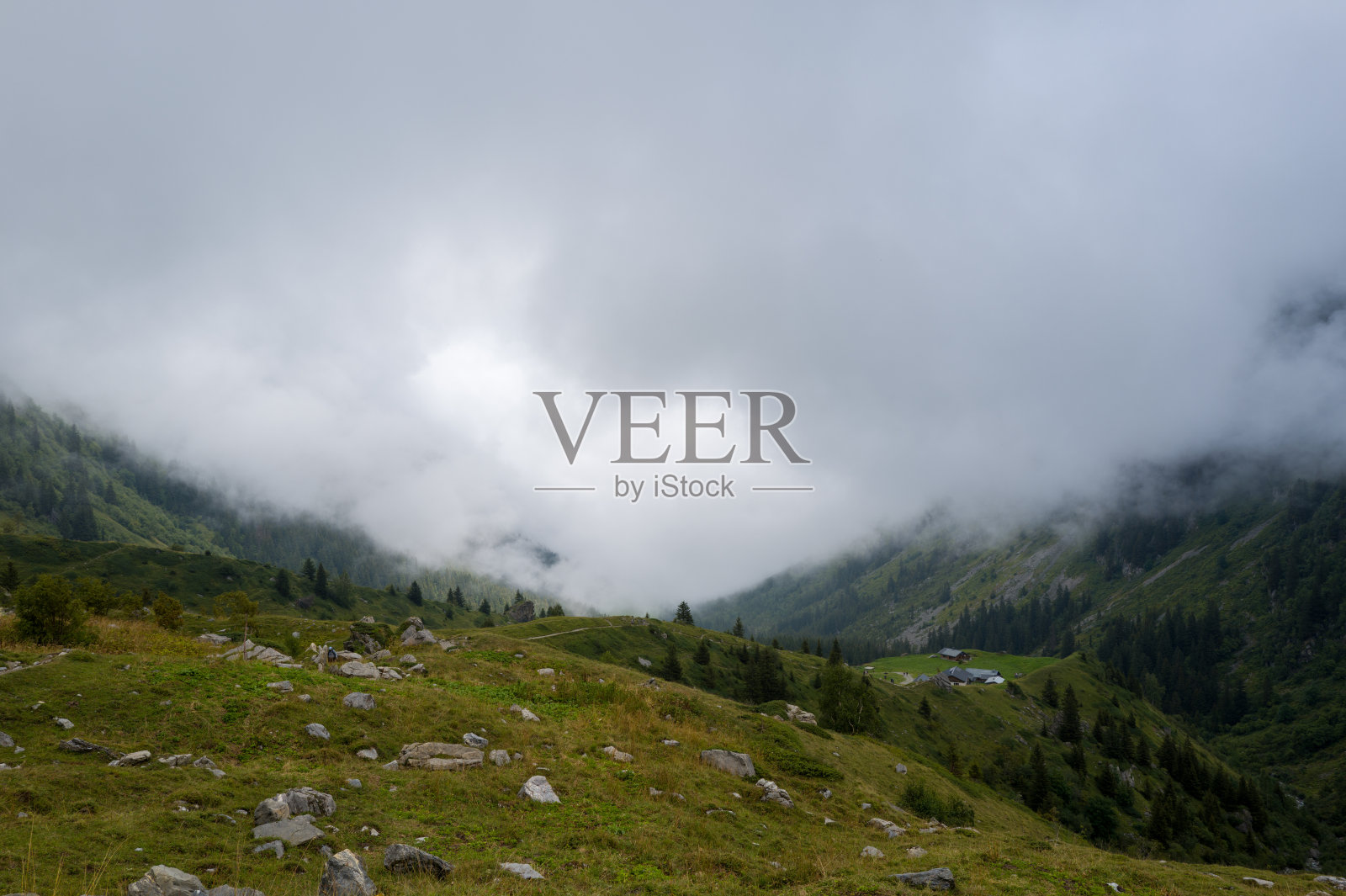 大雾笼罩下的阿尔卑斯山谷和木屋照片摄影图片