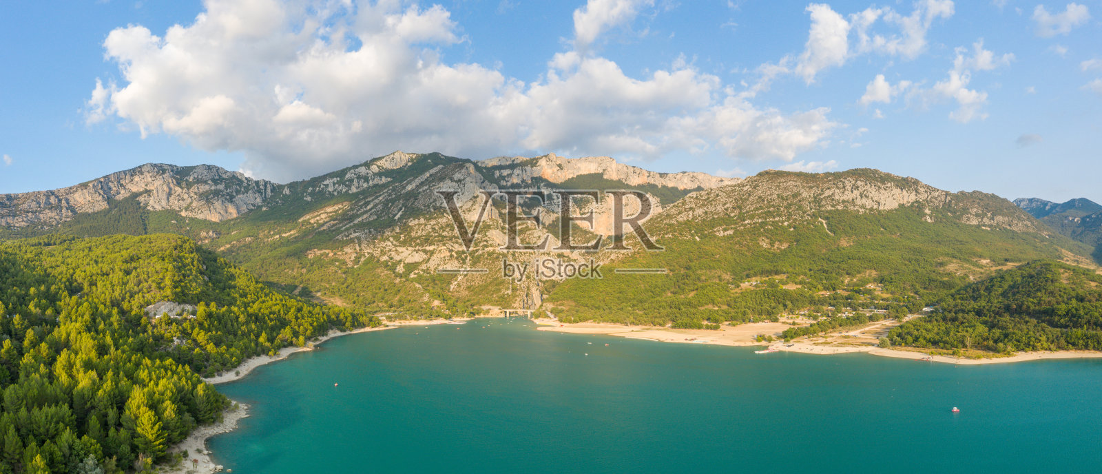 绿松石色的湖泊和石灰岩山脉全景照片摄影图片