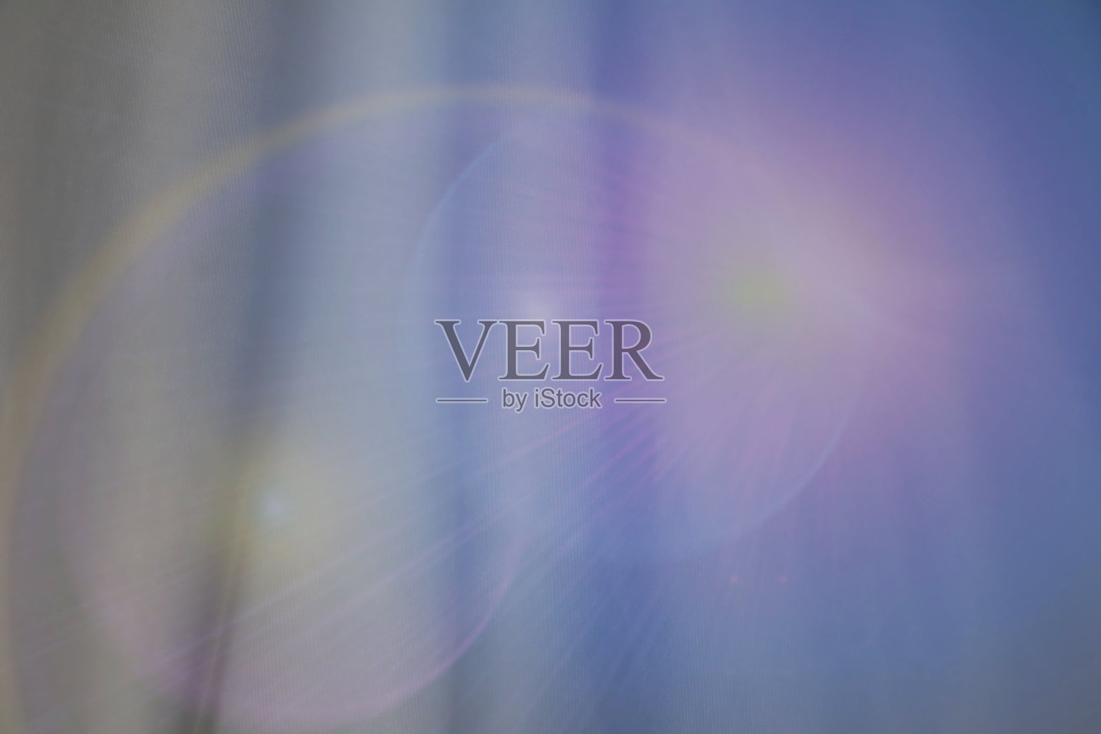 柔和的光线、镜头光晕和淡淡的光辉营造出抽象的蓝紫色背景，营造出平静、梦幻且现代的氛围，非常适合优雅或未来感的设计。照片摄影图片