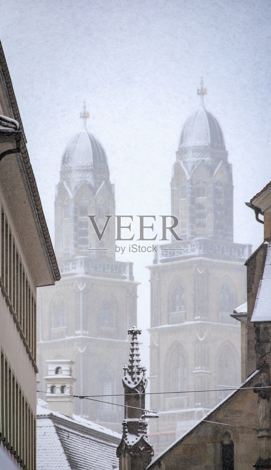 苏黎世大教堂双塔在鹅毛大雪中，瑞士苏黎世的冬季照片摄影图片