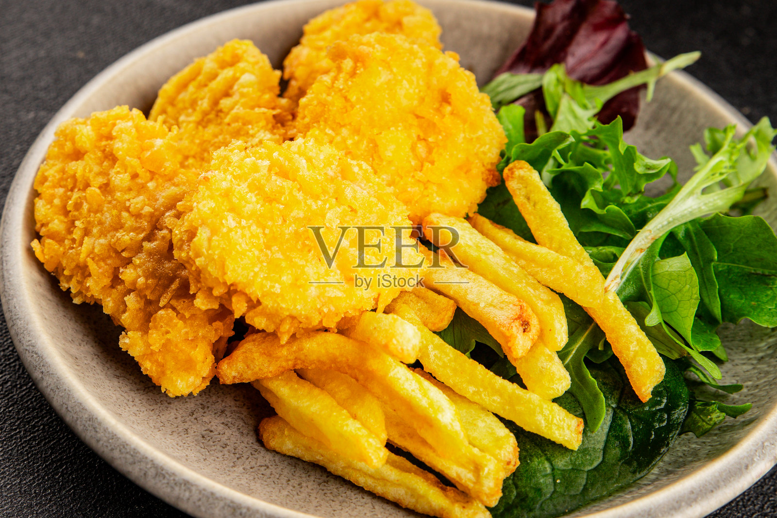 炸鸡块和炸薯条，快餐，美味小吃，新鲜美味的精致美食，放在桌上的食物，乡村风格的食物，俯视，复制空间照片摄影图片