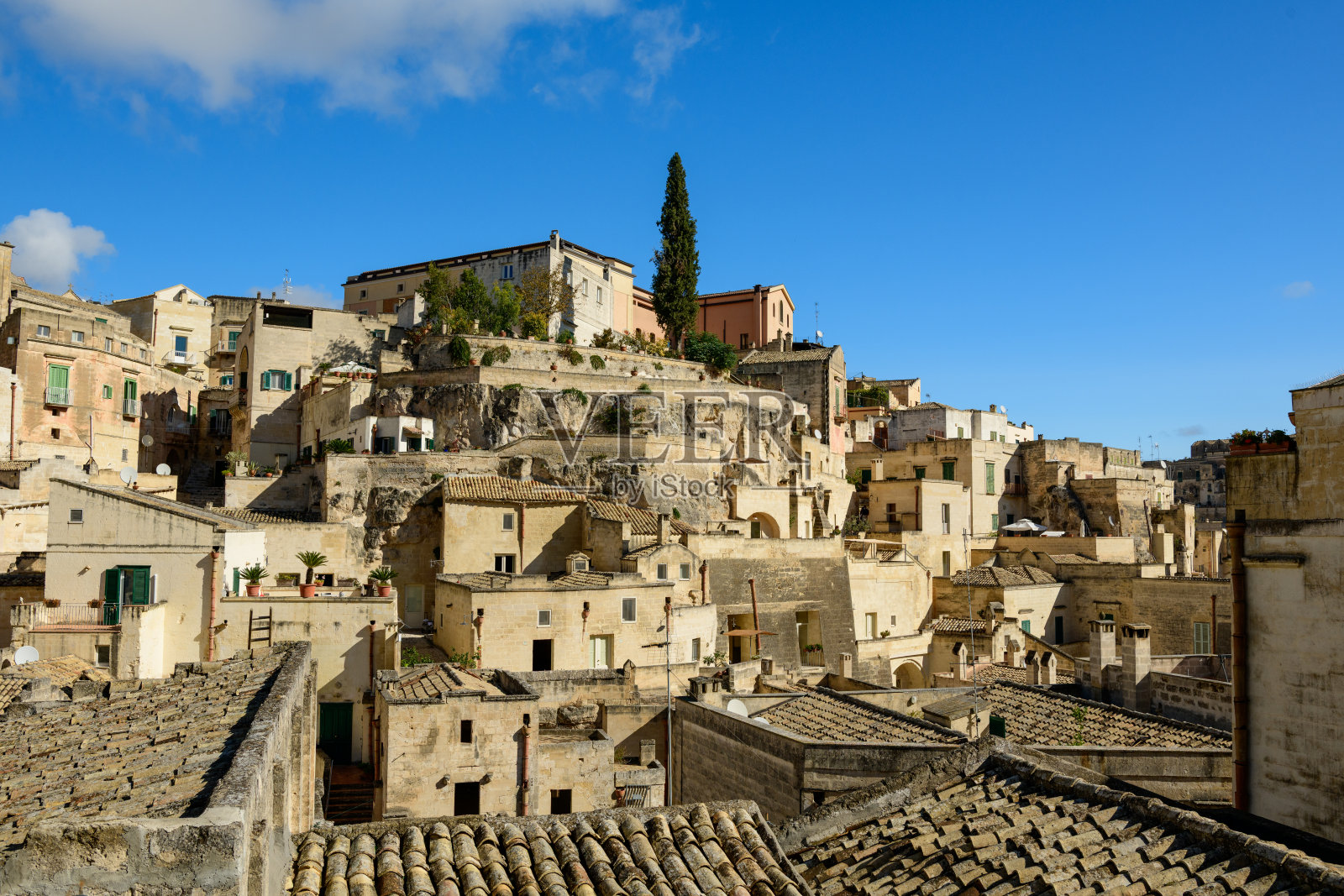 马泰拉露台石屋在蓝天下照片摄影图片