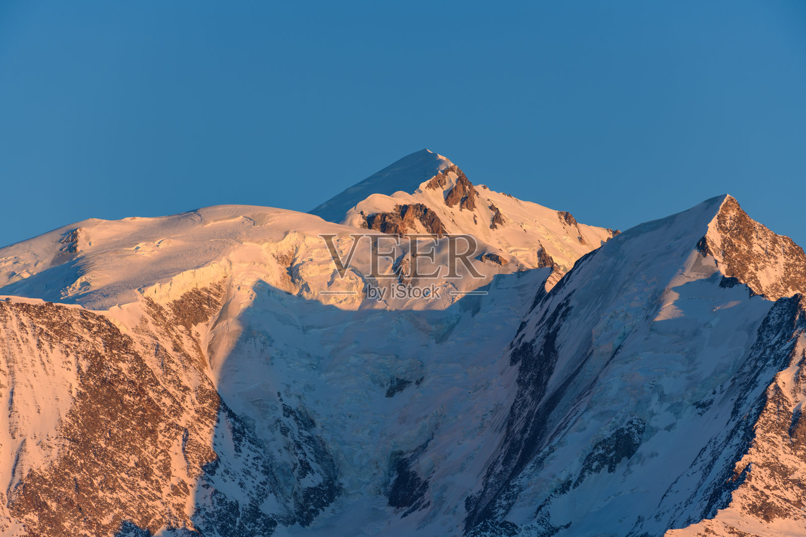 蒙特布朗峰在柔和的晨光中沐浴照片摄影图片