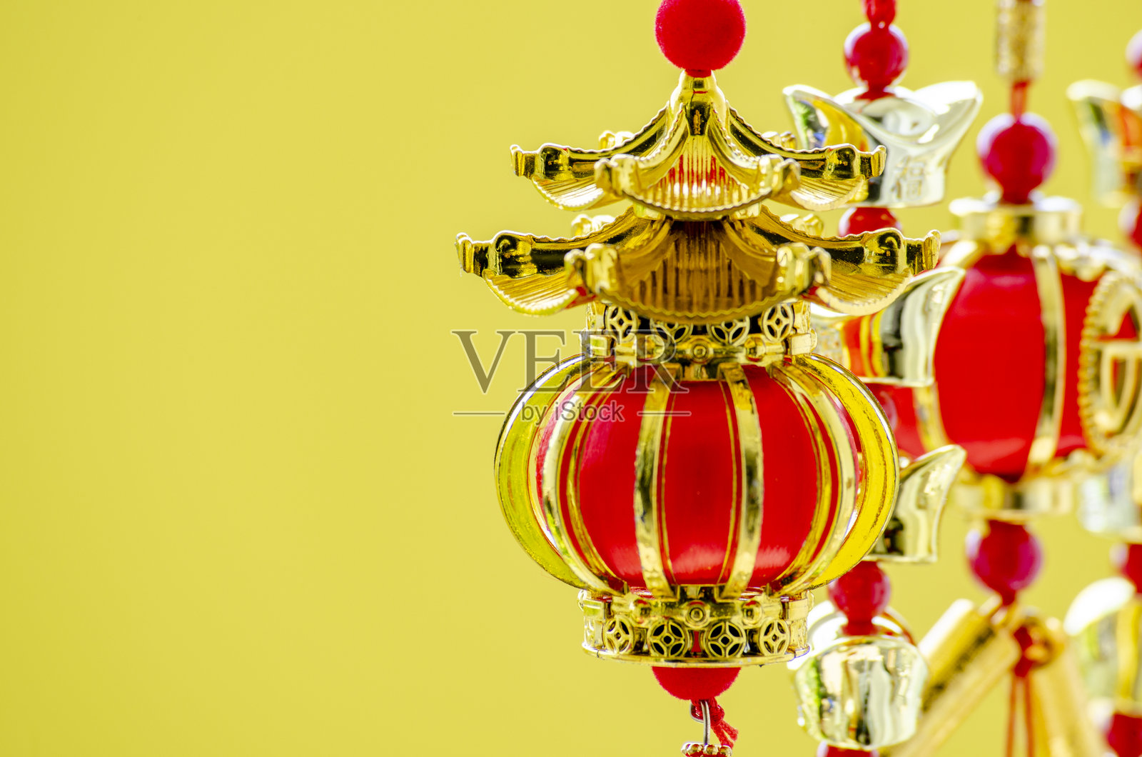 多盏灯笼聚集在一起，营造出喜庆的农历新年氛围。照片摄影图片