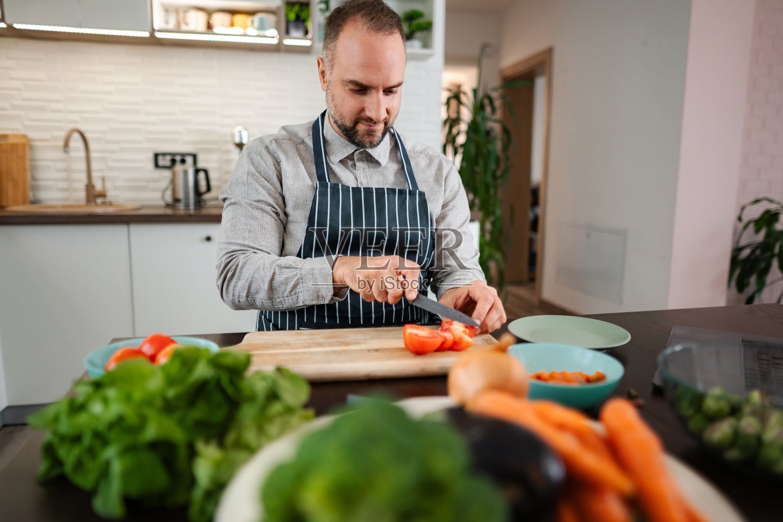 父亲在家中为女儿准备健康食物照片摄影图片