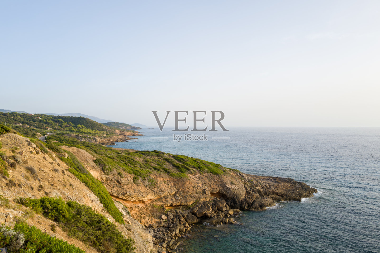 崎岖的撒丁岛海岸，岩石嶙峋照片摄影图片