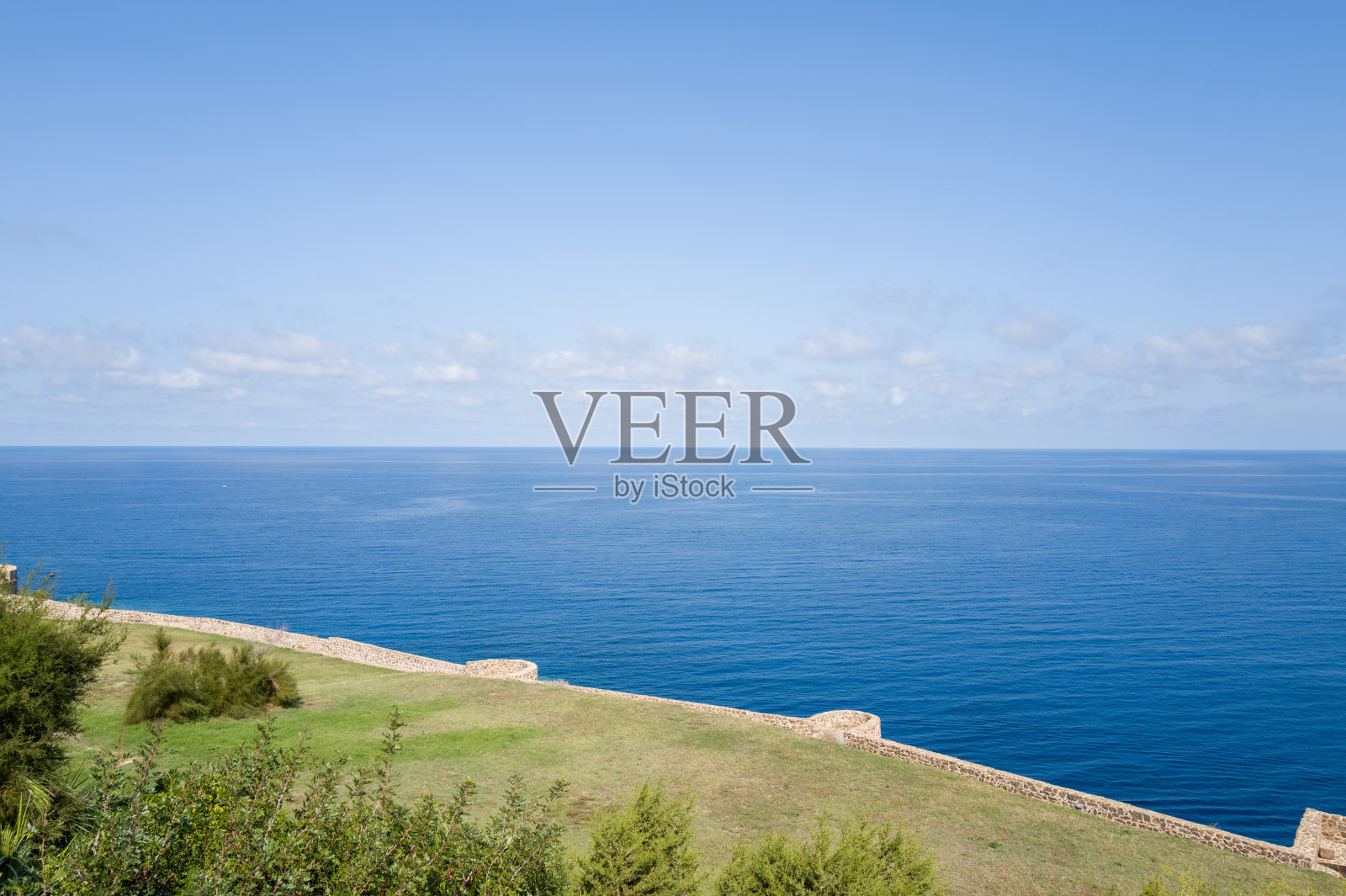 从古老城墙俯瞰地中海，卡斯泰尔萨尔多照片摄影图片