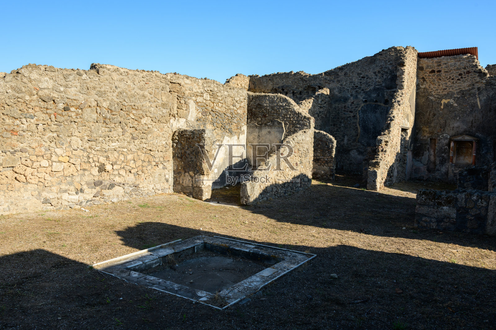 庞贝古城马库斯·卢克雷修斯故居的古老庭院照片摄影图片