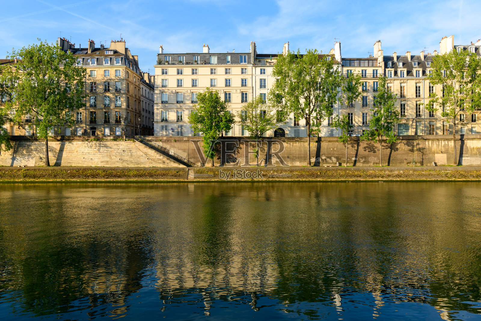 塞纳河畔圣路易岛上阳光照射下的建筑外观照片摄影图片