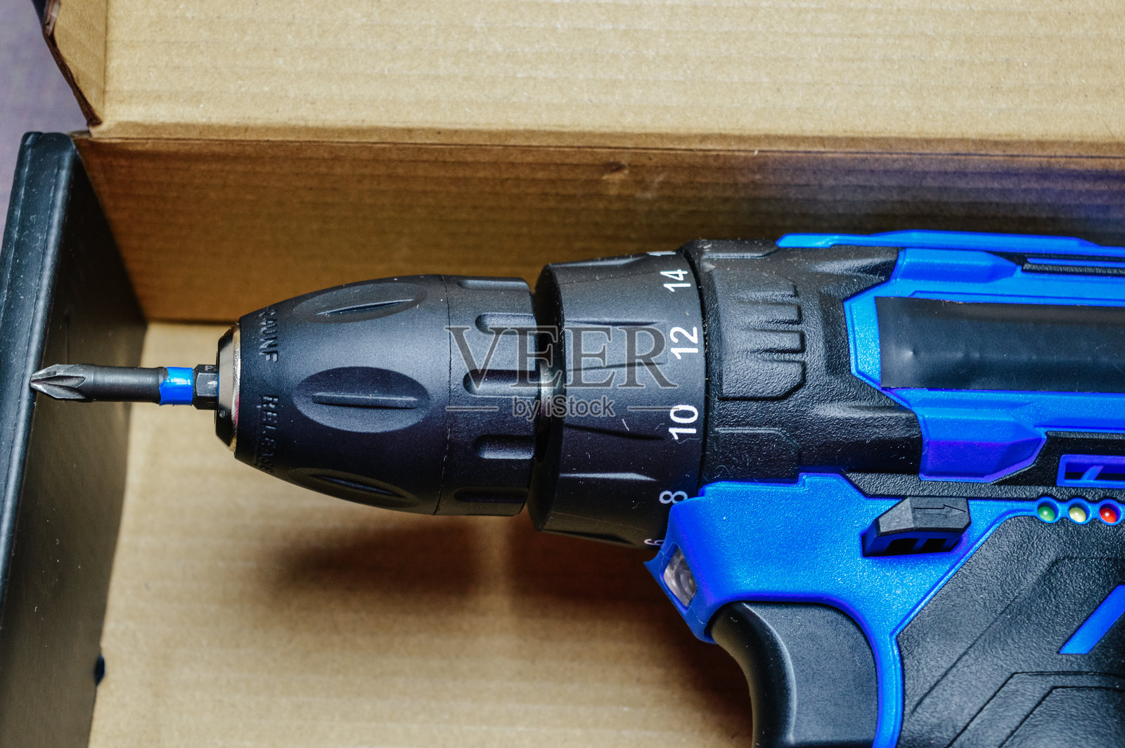 盒装无绳电动钻，配有电池和充电器。主题：DIY、家居装修、建筑、维修工具、杂工工作、家用和专业用电动工具。照片摄影图片