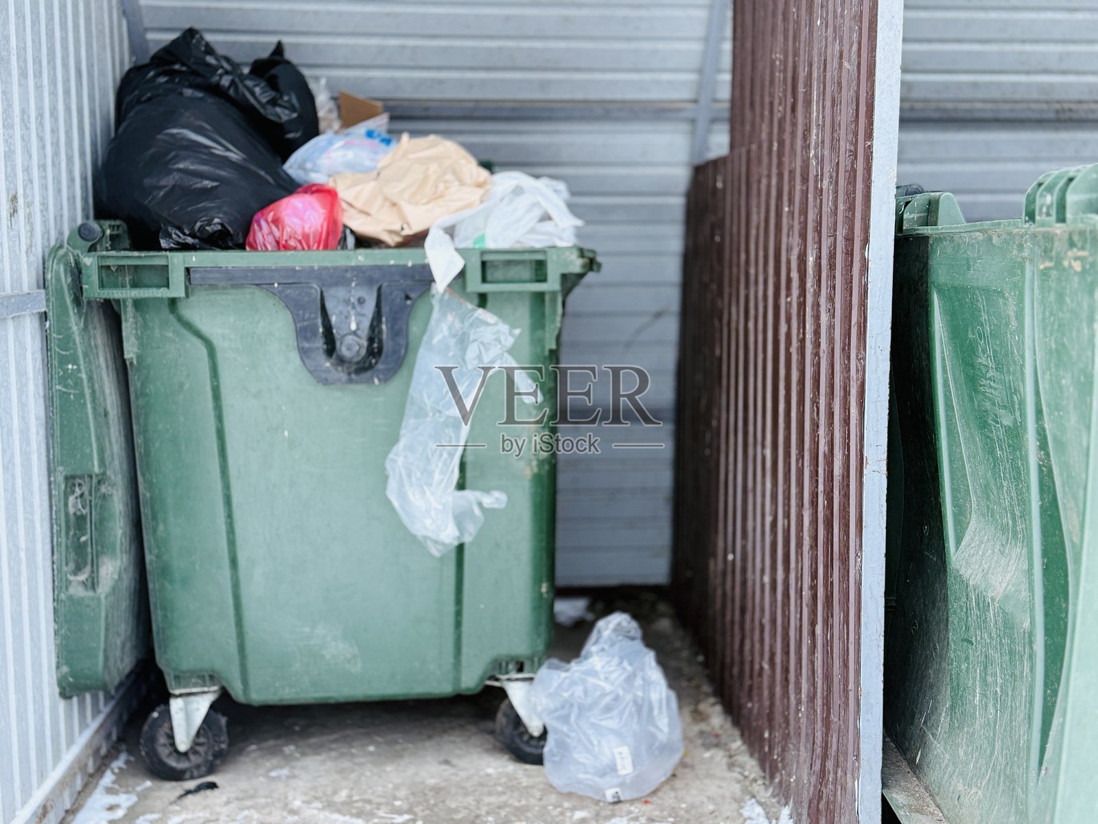 街头垃圾堆积如山，破损的垃圾袋散落着杂物，公共垃圾堆积暴露了社区的卫生问题和环境隐患照片摄影图片