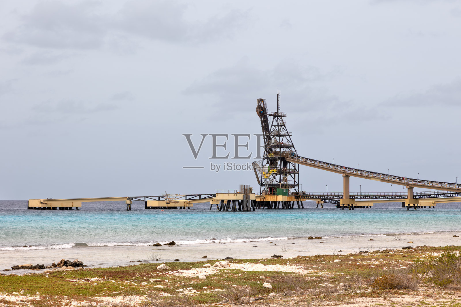蔚蓝大海上的海上工业盐装载设施照片摄影图片