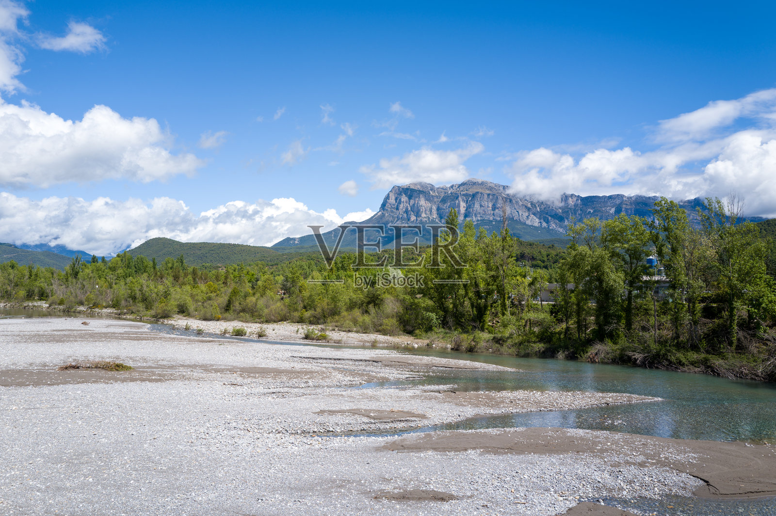 比利牛斯山脉景观中的辛卡河河岸照片摄影图片