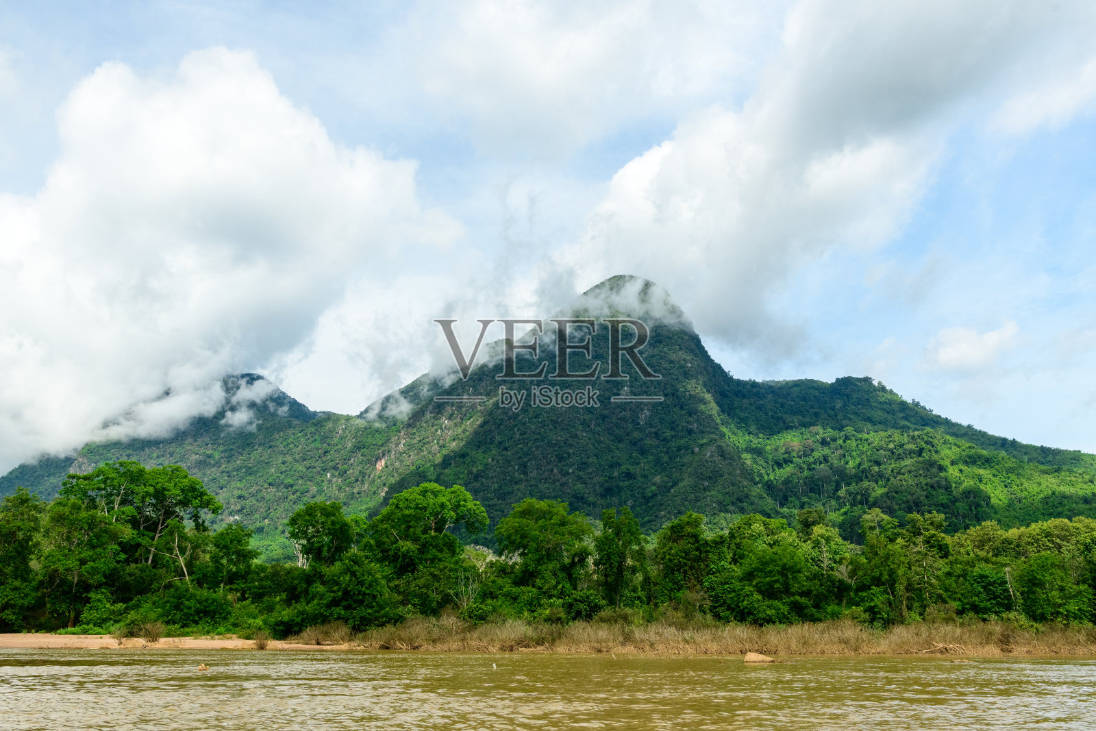 老挝南乌河山峰上的缭绕薄雾照片摄影图片