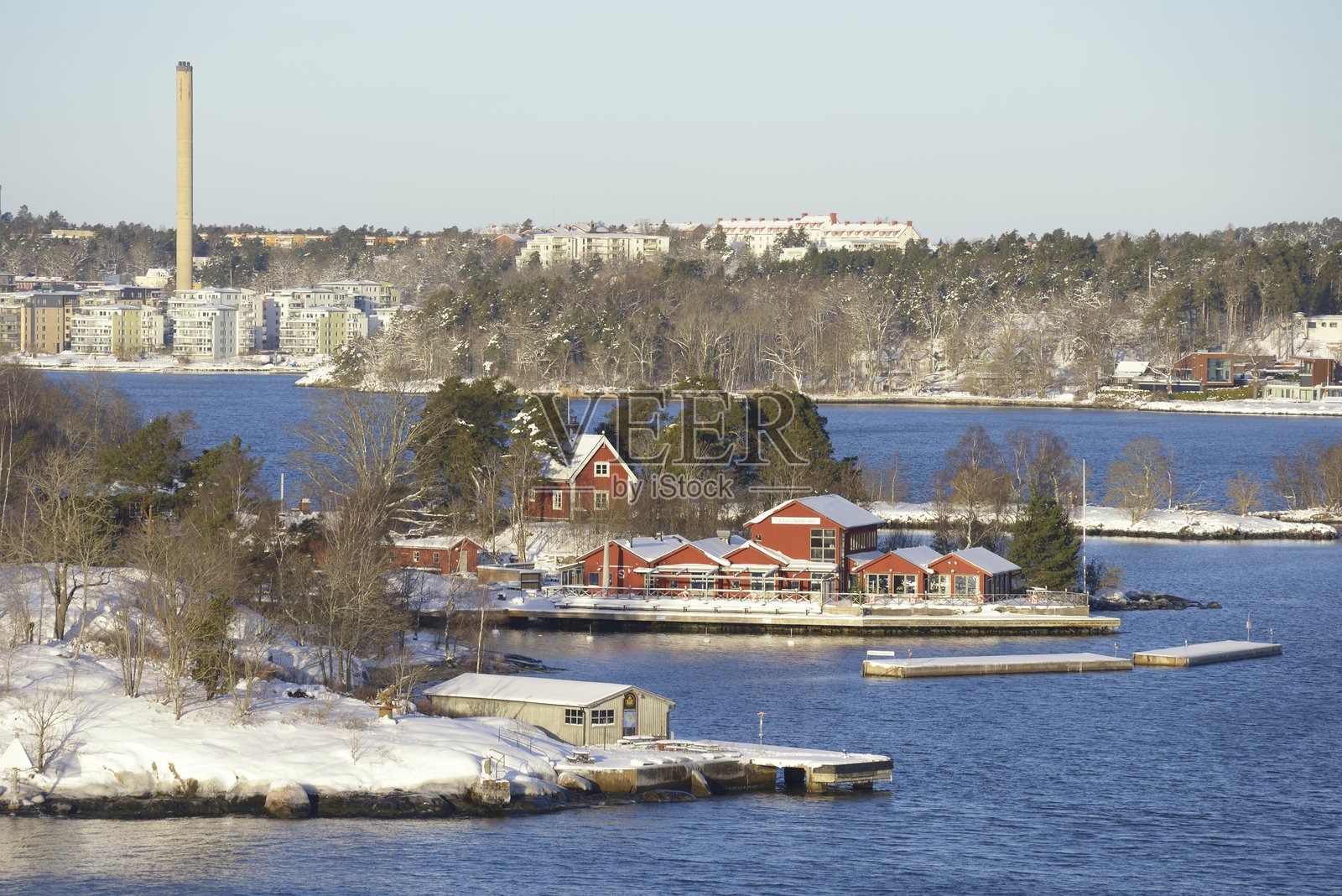 斯德哥尔摩群岛，前景为菲耶德霍尔马尔纳岛，背景为利丁岛照片摄影图片